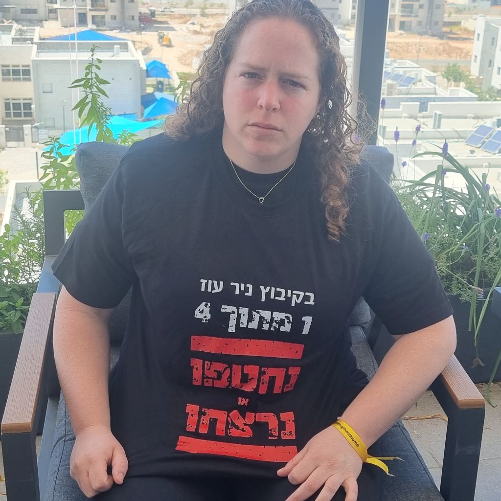 Shani Goren, en junio del 2024, en su casa temporaria en Carmei Gat, cuando la entrevista concedida. En su remera dice que 1 de cada 4 habitantes de Nir Oz fue asesinado o secuestrado.