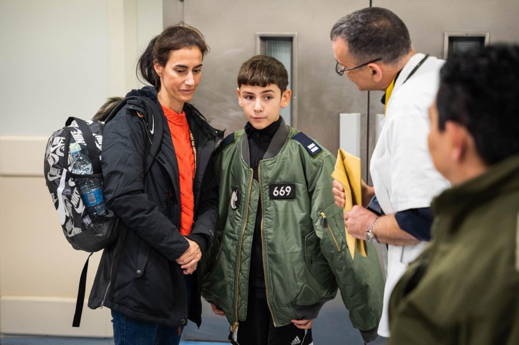 Eitan Yahalomi, de 12 años, al volver a Israel tras su liberación, con su madre