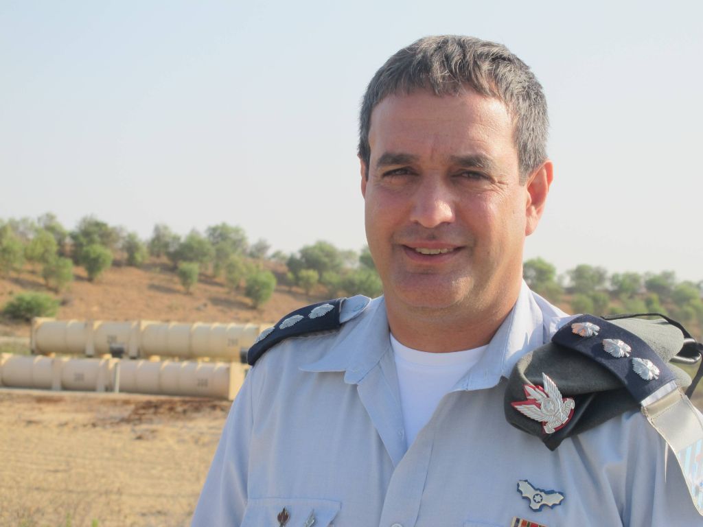 El Coronel Haimovich en el 2012 .Cada tubo de los que se ven de fondo, puede contener un misil anti misil Flecha, Jetz (Arrow)