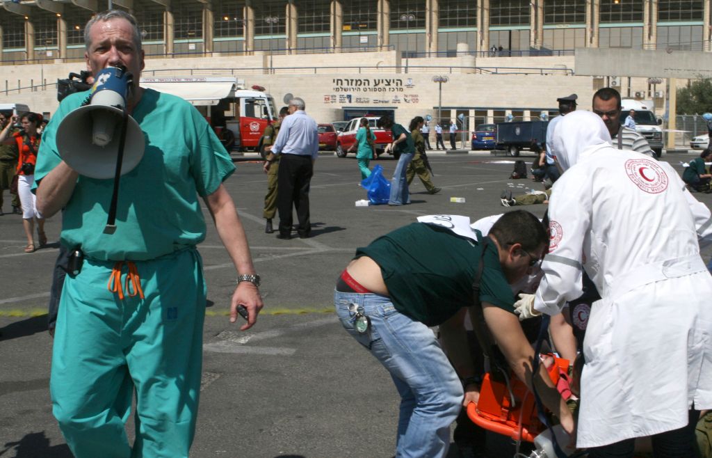 El Profesor Rivkind, en un ejercicio de emergencia con la Media Luna Roja palestina y el Magen David Adom en Jerusalem (Foto: Ariel Jerozolimski)