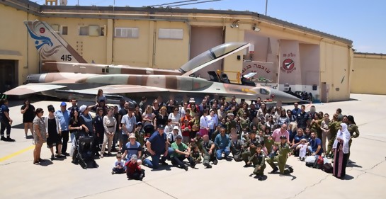 Singular programa de la Fuerza Aérea israelí apoya a niños con cáncer