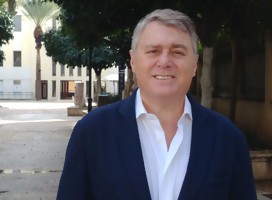 El periodista Henrique Cymerman de traje azul y camisa blanca. De fondo, la explanada del Centro Suzanne Dallal de Tel Aviv.
