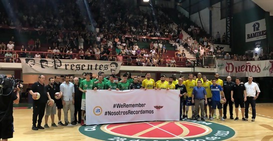 Los equipos de basketbol Aguada y Hebraica Macabi, con sus DTS, en la cancha de Aguada, con la pancarta WeRemember Nosotros Recordamos