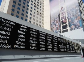 La pared contigua a la entrada a la AMIA en la calle Pasteur tal cual se la ve hoy, con los nombres de los asesinados en el atentado, y la pared pintada del interior.