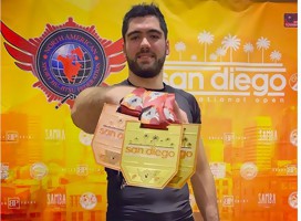 El peleador uruguayo de jiu jitsu brasilero Javier Zaruski, en San Diego, mostrando sus reconocimientos en el campeonato