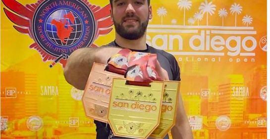 El peleador uruguayo de jiu jitsu brasilero Javier Zaruski, en San Diego, mostrando sus reconocimientos en el campeonato