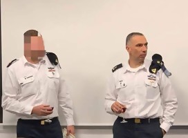 Dos oficiales con el uniforme festivo de la Marina israelí, el Tte Cnel I S , recién ascendido, con el jefe de la Marina General Sharvit, Ambos con una copa de vino en la mano, en el brindis por la ocasión,