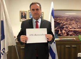 El ministro Israel Katz, canciller adjunto de Israel, con un papel con la consigna We Remember, nosotros recordamos, en memoria de las víctimas judías de los nazis