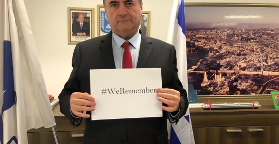 El ministro Israel Katz, canciller adjunto de Israel, con un papel con la consigna We Remember, nosotros recordamos, en memoria de las víctimas judías de los nazis