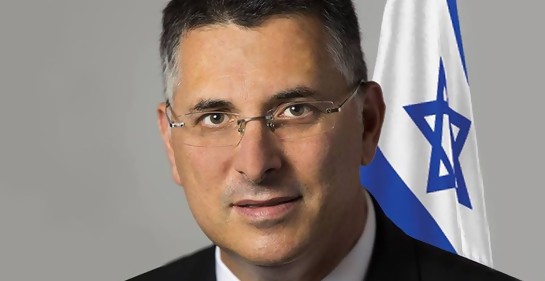 Gideon Saar ex ministro del Likud. de fondo, la bandera de Israel