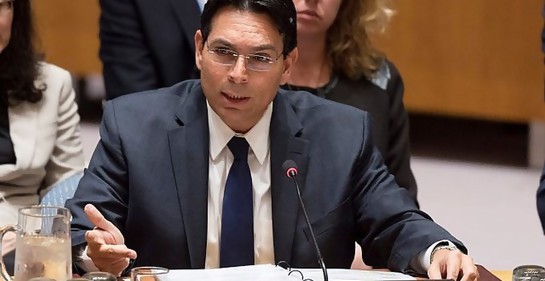 El embajador de Israel en la ONU Danny Danon, hablando desde su asiento en la Asamblea General. Al frente, el cartel que dice ISRAEL. 