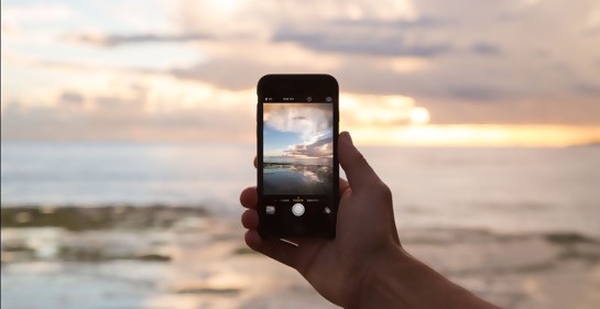 un celular en una playa