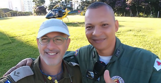 Dos uniformados abrazados en señal de amistad. A la izquierda Rafael Carmona, israelí de la unidad de rescate, con un miembro del ejército brasilero, durante la misión de rescate por la caída de la represa