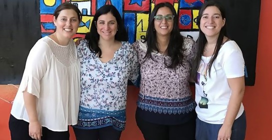 Cuatro mujeres, De izquierda a derecha: Gaby Fleiss, Deborah Durlacher, Patricia Albojer y Nathalie Macadar, las propulsoras hoy de Mimochi. Mirando a la cámara. De fondo, una pared adornada con una pintura de Torres García.