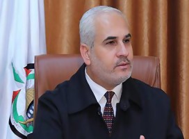 El vocero de Hamas Fawzi Barhum en su oficina, de fondo la bandera palestina
