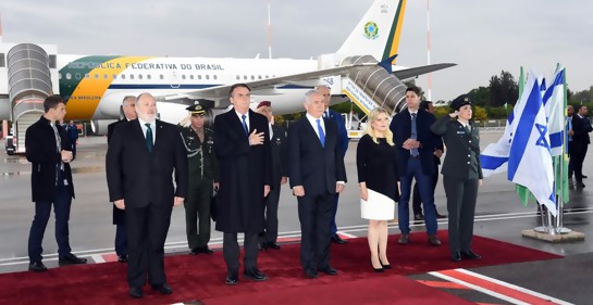 Ceremonia en aeropuerto Ben Gurion en Israel recibiendo al Presidente de Brasil Jair Bolsonaro. Están el Primer Ministro Biniamin Netanyahu y su esposa Sara y el jefe de Protocolo de la Cancillería israelí Meron Reuven