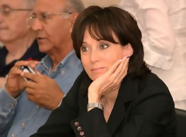 Profesora Suzie Navot, en un acto, prestando atención