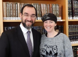 Una pareja religiosa, rabino Spitz y Tamara, libros religiosos judíos de fondo