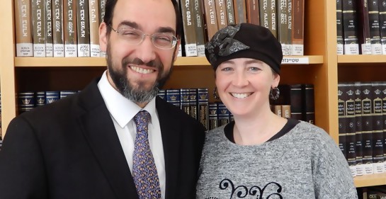Una pareja religiosa, rabino Spitz y Tamara, libros religiosos judíos de fondo