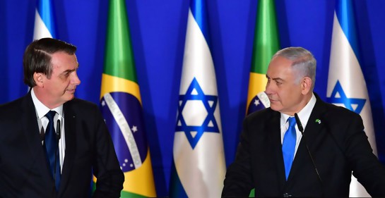 El premier israelí Netanyahu y el Presidente brasileño Bolsonaro en la residencia del primero en Jerusalem. De fondo, las banderas de ambos países.