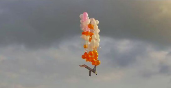 Numerosos globos multicolores cruzando el cielo con algo atado al hilo: explosivos.