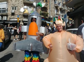Una pareja disfrazada en Jerusalem