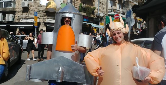 Una pareja disfrazada en Jerusalem