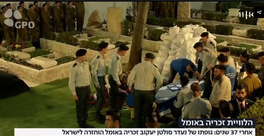 El entierro del soldado recuperado Zejaria Baumel en el cementerio militar en Jerusalem