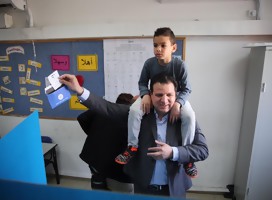 El diputado Ayman Odeh votando, con su hijo al hombro, este martes 9 de abril, en Israel