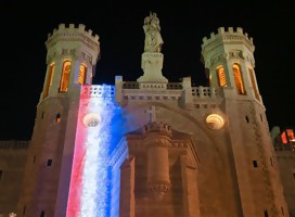 Notre Dame de Jerusalem con los colores de la bandera francesa, en solidaridad con París tras el incendio allí de la gran catedral homónina