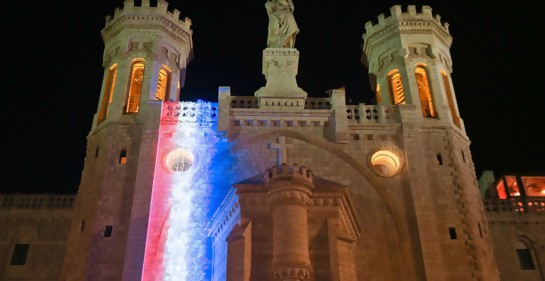 Notre Dame de Jerusalem con los colores de la bandera francesa, en solidaridad con París tras el incendio allí de la gran catedral homónina