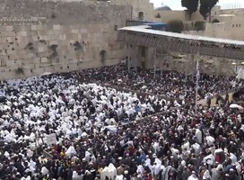 Miles de fieles judíos junto al Muro de los Lamentos,en la Bendición de los Sacerdotes