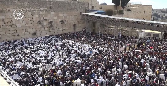 Miles de fieles judíos junto al Muro de los Lamentos,en la Bendición de los Sacerdotes