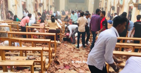 Una de las escenas de los destrozos causados por la explosión en la iglesia St Anthony en Sri Lanka