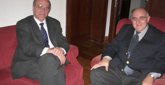En la UCU, los co fundadores de la Cátedra Permanente de Judaísmo: Nisso Acher (derecha) y el entonces Rector , Padre Antonio Ocaña