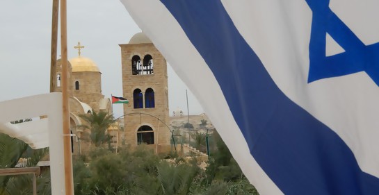 Bandera de Israel y de fondo iglesia y bandera jordana