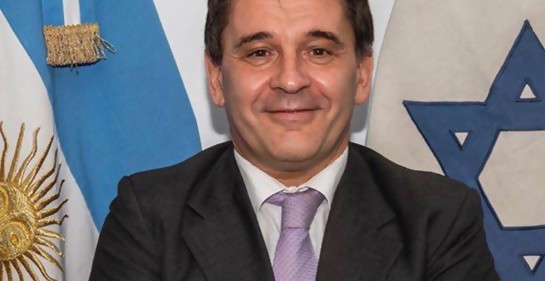 El Juez Dr. Franco Fiumara entre las dos banderas que ama, de Argentina y de Israel.