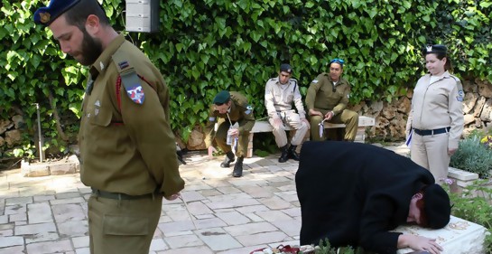 Dolor en el cementerio militar en el Monte Hertzel (Foto: Ariel Jerozolimski)