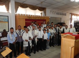 Varios de los hombres de Beit Israel, con el Rabino Israel Diament 