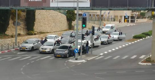 El tráfico detenido durante la sirena, en Jersualem