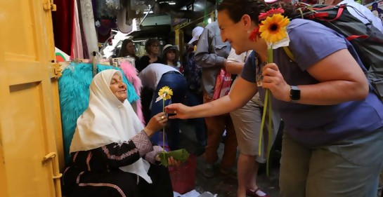Tag Meir en el barrio musulmán, entregando flores
