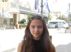 Mira y escucha a la niña judía panameña Yael Danon, realizando sueños.