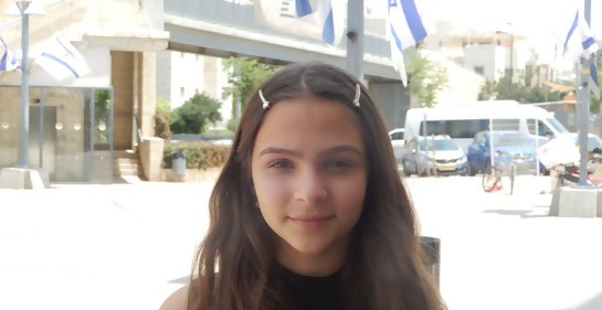 Mira y escucha a la niña judía panameña Yael Danon, realizando sueños.
