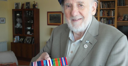 Walter Bingham con sus insignias y condecoración