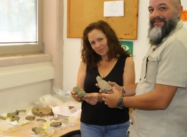 La Dra Iris Groman-Yaroslavsky y el Prof. Reniel Rodríguez Ramos en la Universidad de Haifa con los objetos traídos desde el Caribe. 