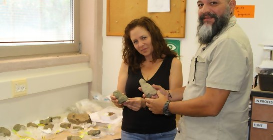 La Dra Iris Groman-Yaroslavsky y el Prof. Reniel Rodríguez Ramos en la Universidad de Haifa con los objetos traídos desde el Caribe. 