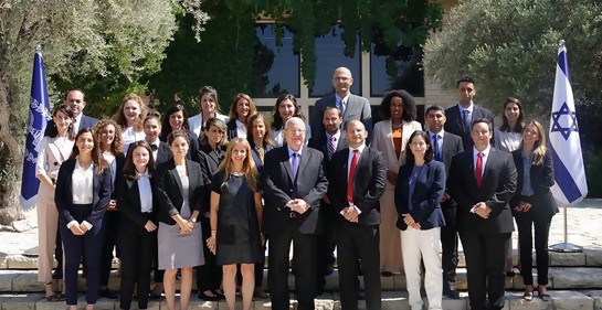 Los egresados del curso de cadetes, con el Presidente Rivlin (Foto: GPO)