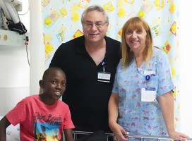 El cardiólogo Dr. Lior Sasson, la jefa de enfermeras Nava Gershon y Lemos de Malawi en el Hospital Wolfson