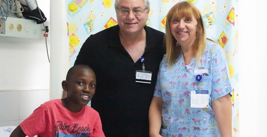 El cardiólogo Dr. Lior Sasson, la jefa de enfermeras Nava Gershon y Lemos de Malawi en el Hospital Wolfson