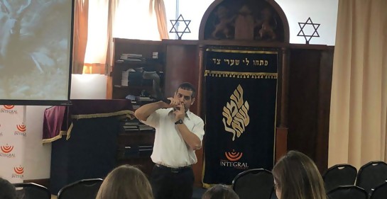 Tocando el Shofar, en la Escuela Integral